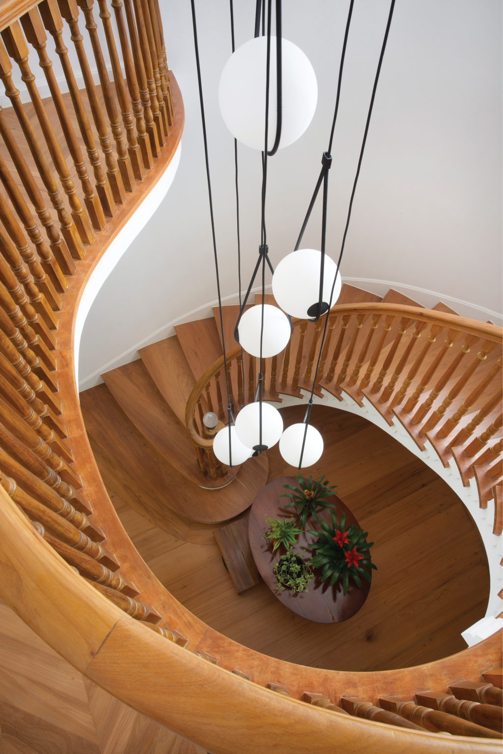 Escada em espiral do projeto de Adriana Valle e Patricia Carvalho