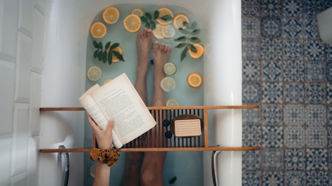 Banho de banheira perfumado e livro marcam ritual de autocuidado