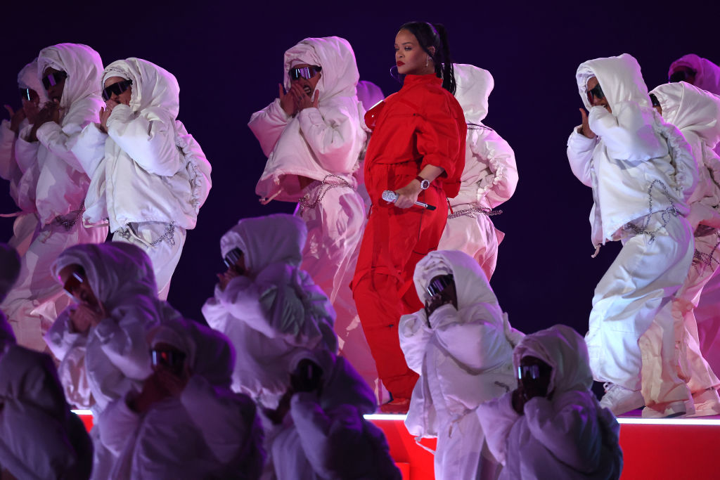 De vermelho, Rihanna relembrou seus hits no palco do show do intervalo do Super Bowl 2023
