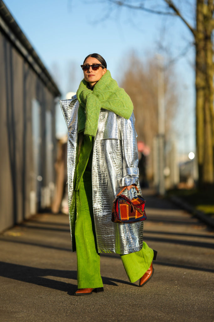 Street Style – Day 4 – Copenhagen Fashion Week Autumn/Winter 2023 street style Copenhague - couro prateado