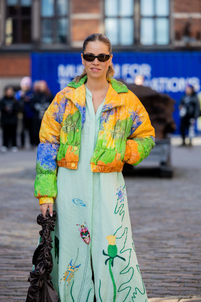 Street Style – Day 4 – Copenhagen Fashion Week Autumn/Winter 2023 street style Copenhague - jaqueta puffer estampada