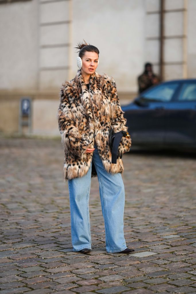 Street Style – Day 4 – Copenhagen Fashion Week Autumn/Winter 2023 street style Copenhague - casaco de pelo falso