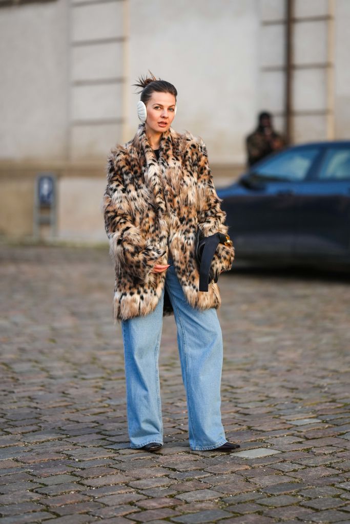 street style Copenhague - casaco de pelo falso