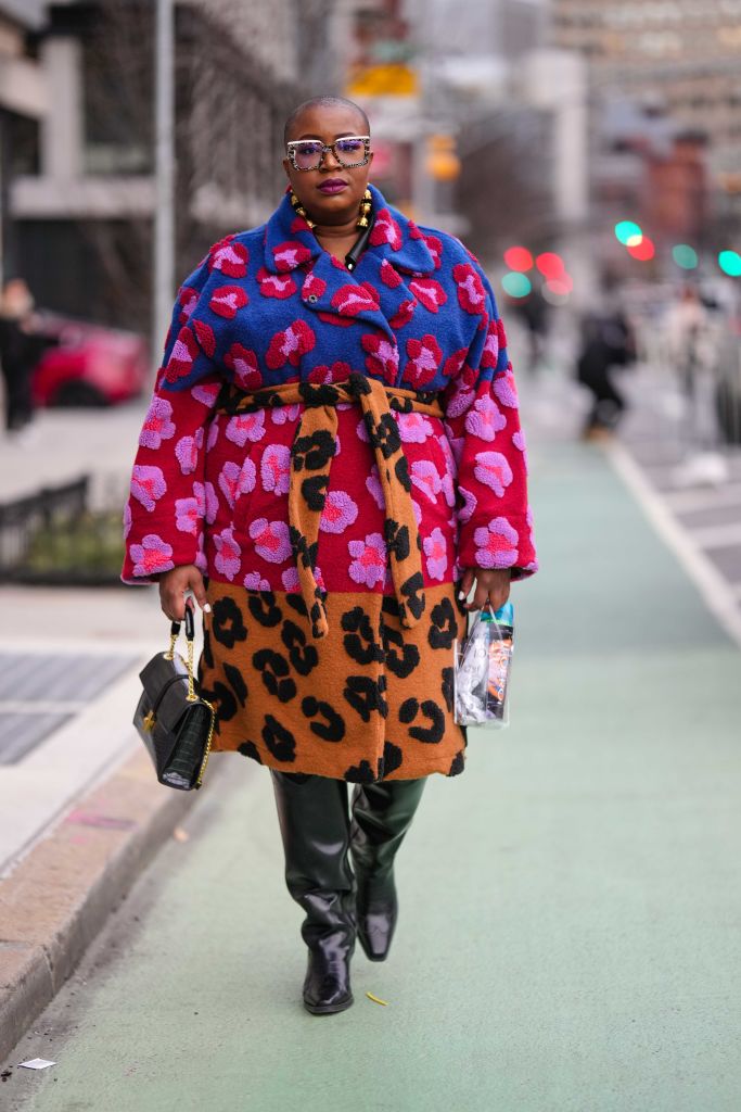 street style new york fashion week - casaco de pelúcia estampado