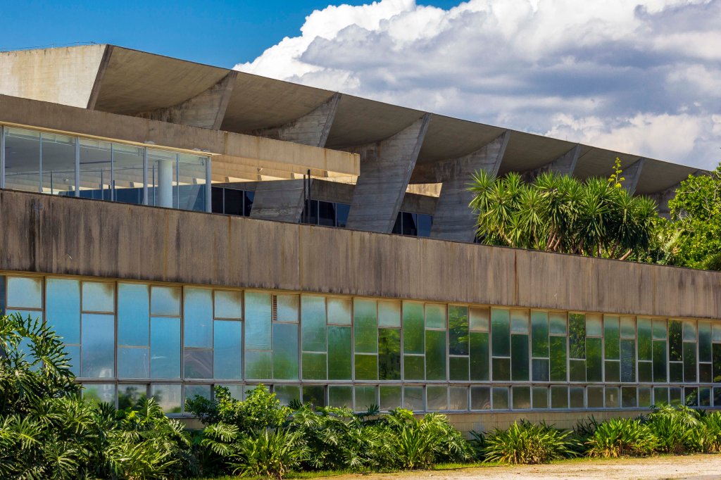 O verde e o concreto se encontram no espaço do Museu de Arte Moderna, no Rio de Janeiro