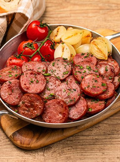 Receita de calabresa com minicebola e tomatinho para receber os amigos Receita de calabresa com minicebola e tomatinho para receber os amigos