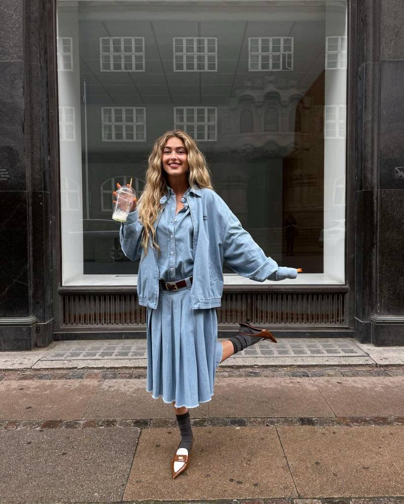 camisa-jean-saia-com-pregas Looks com camisa jeans.