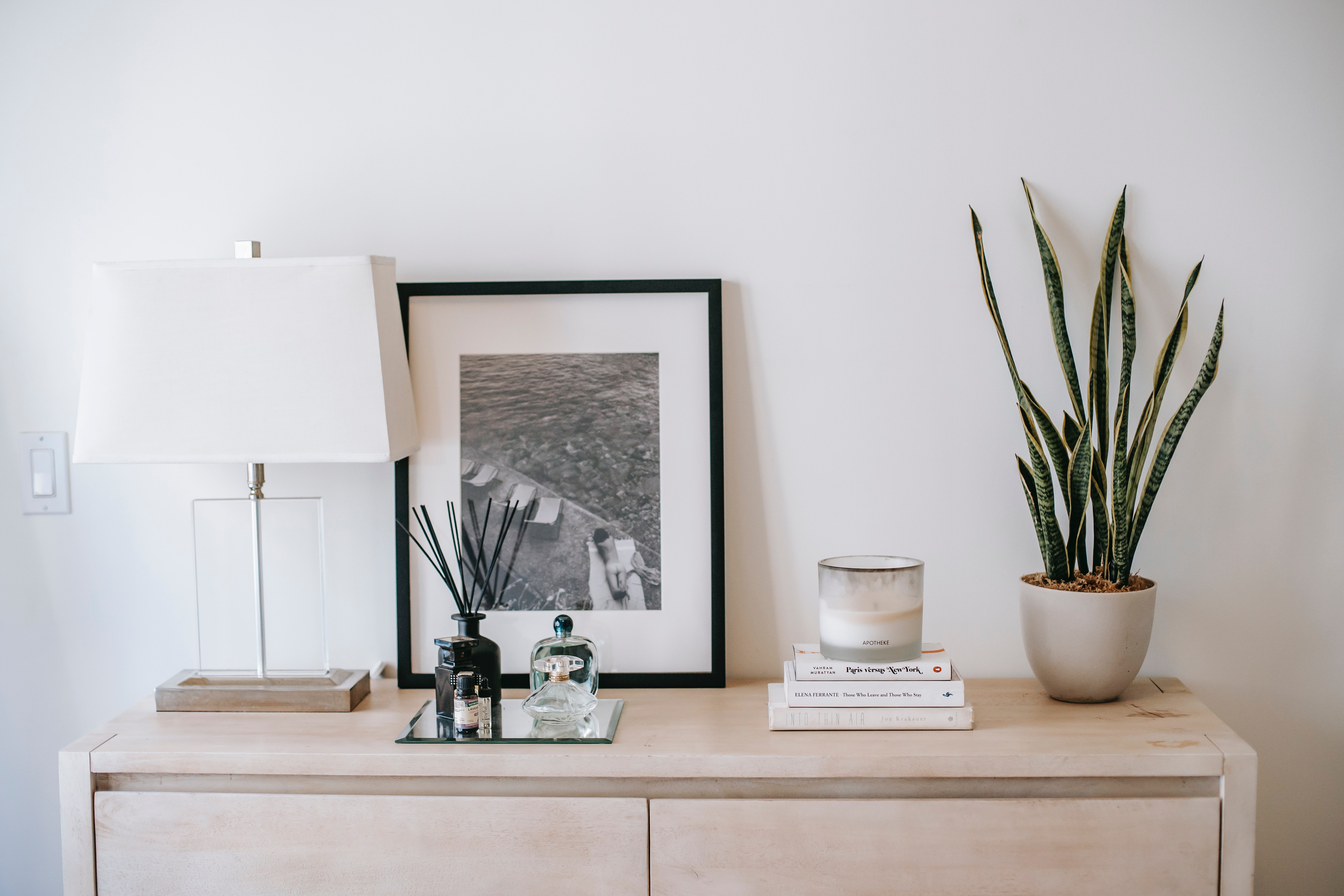 Diffuser with sticks leaves the house scented