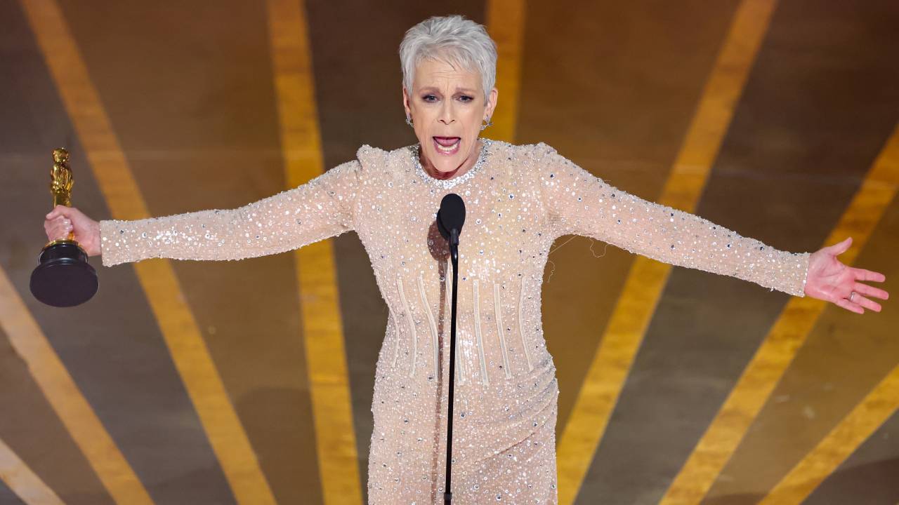 Jamie Lee Curtis faz discurso emocionante após vitória no Oscar 2023.