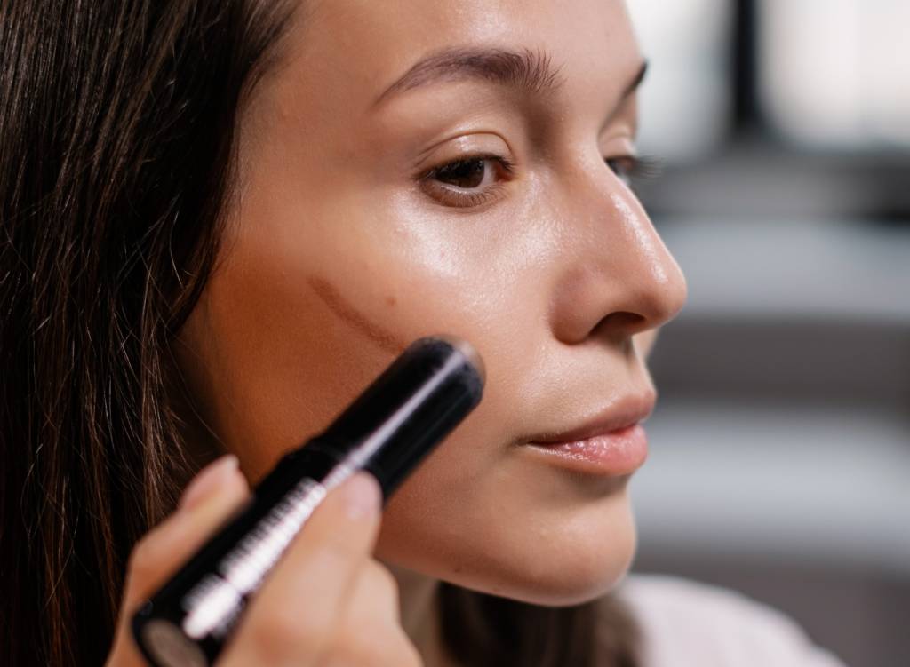 Qual a diferença entre contorno e bronzer? Entenda