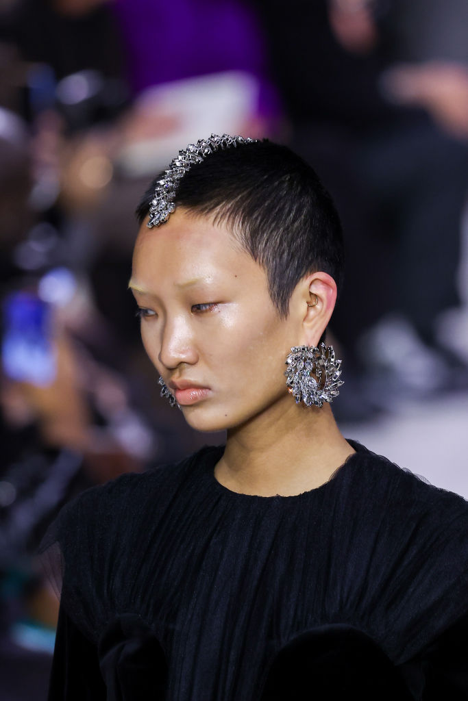 pedraria nos cabelos - balmain - paris fashion week 2023