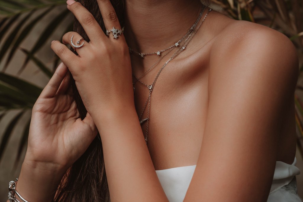 Adicionar um mix de colares, pulseiras e anéis podem transformar seu look.