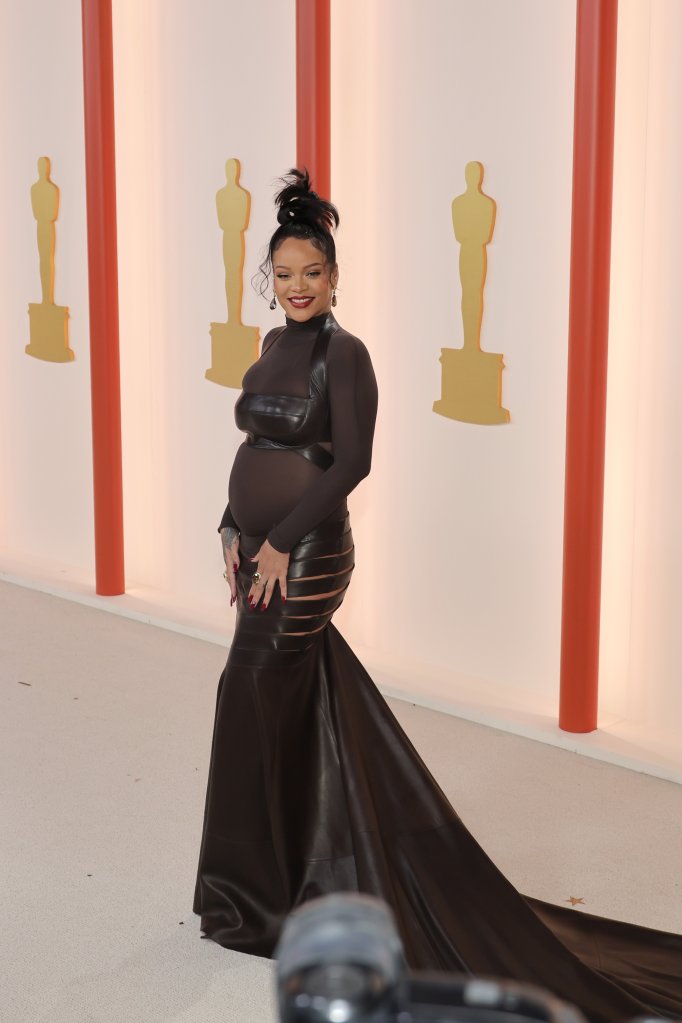 Rihanna no tapete champagne do Oscars 2023.