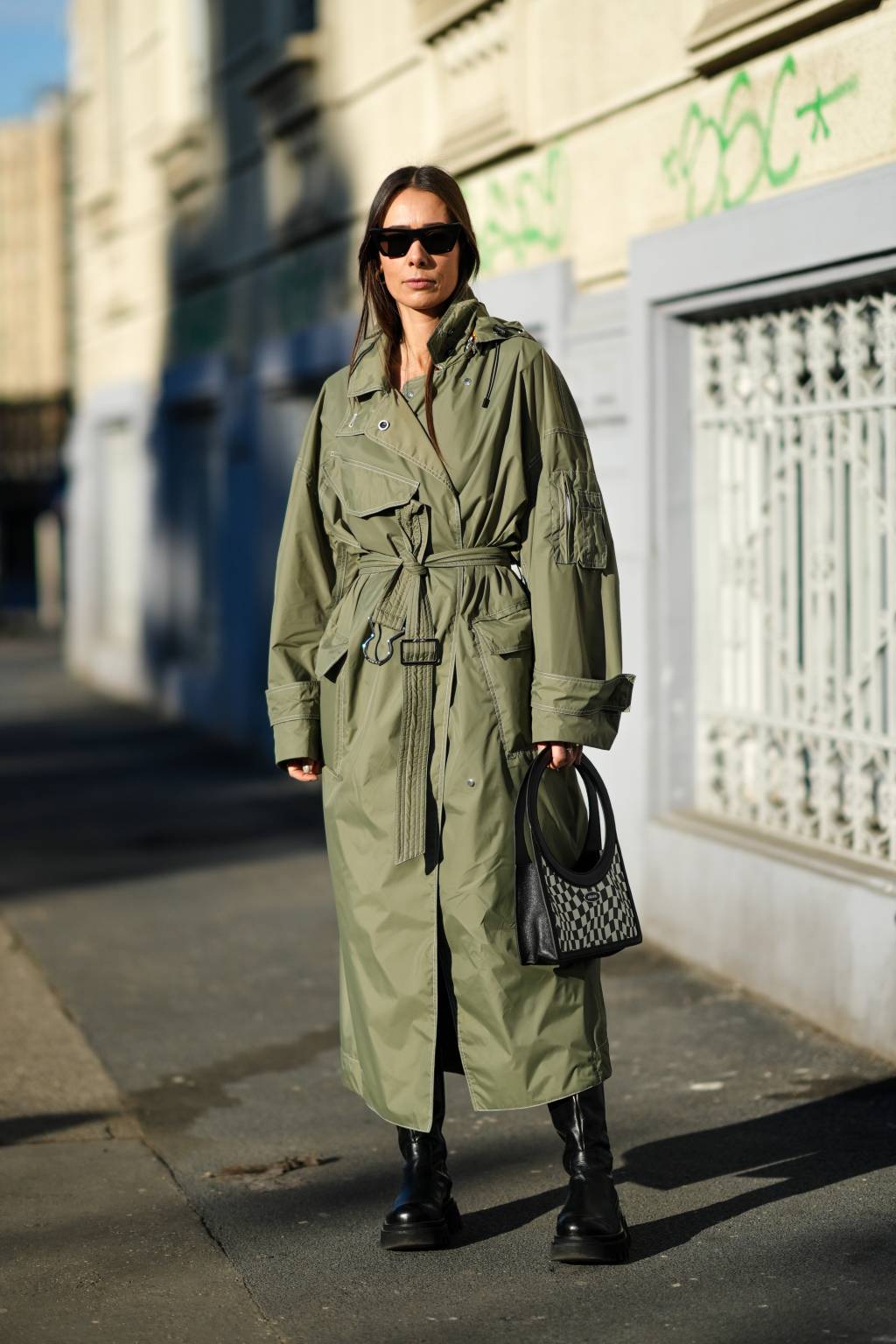 Street Style – Day 4 – Milan Men’s Fashion Week – Fall/Winter 2022/2023 street style Milan Fashion Week 2023 - verde militar