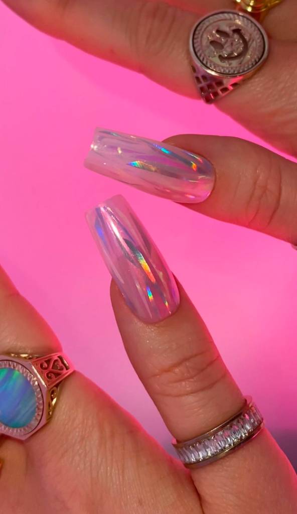 Inspiração de unhas decoradas rosa metálico.