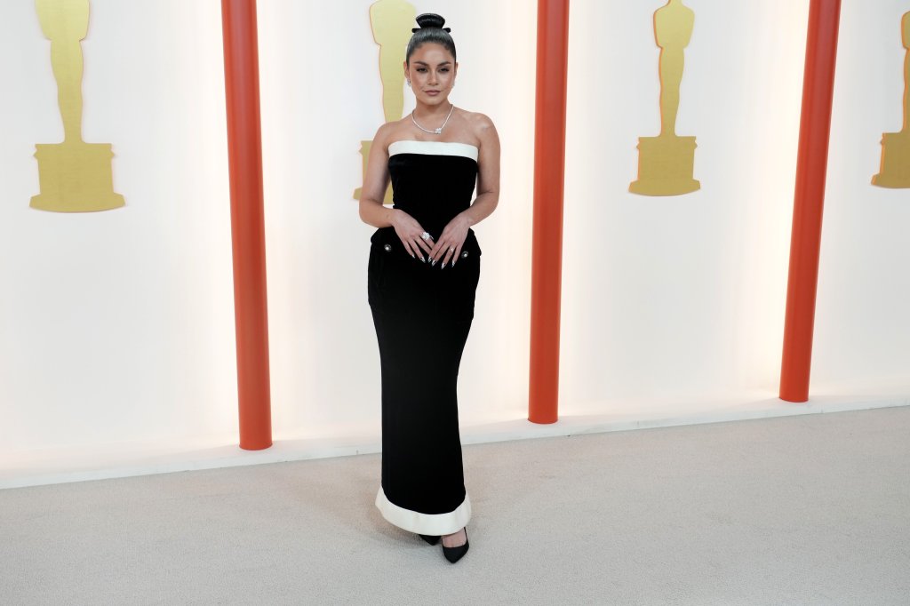 Vanessa Hudgens no champagne carpet do Oscars 2023.