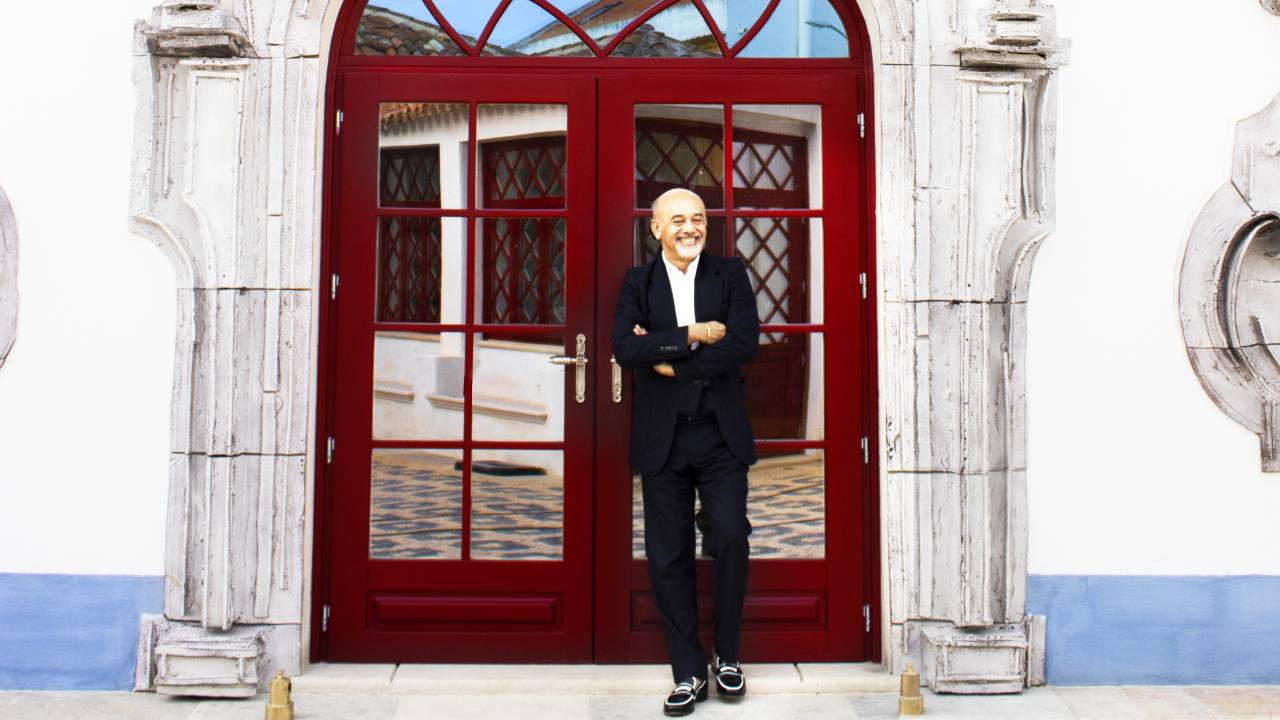 Christian Louboutin em frente ao Hotel Vermelho Melides, seu novo empreendimento em Portugal