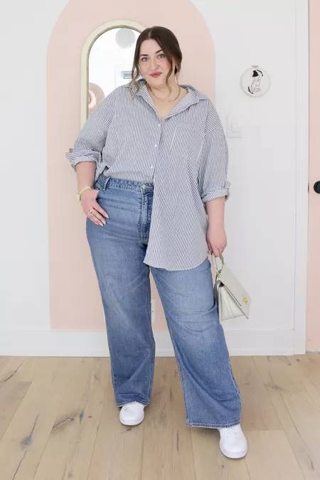 Look plus size de camisa social com calça jeans