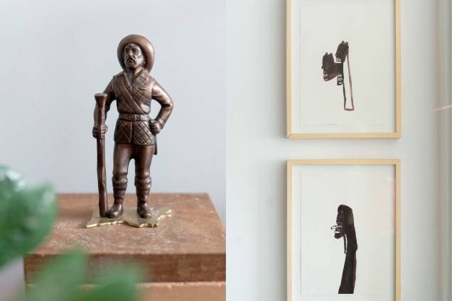 A escultura Bandeirantes #1, de Jaime Lauriano e, à direita, aquarelas de Davi Jesus Nascimento A escultura Bandeirantes #1, de Jaime Lauriano e, à direita, aquarelas de Davi Jesus Nascimento
