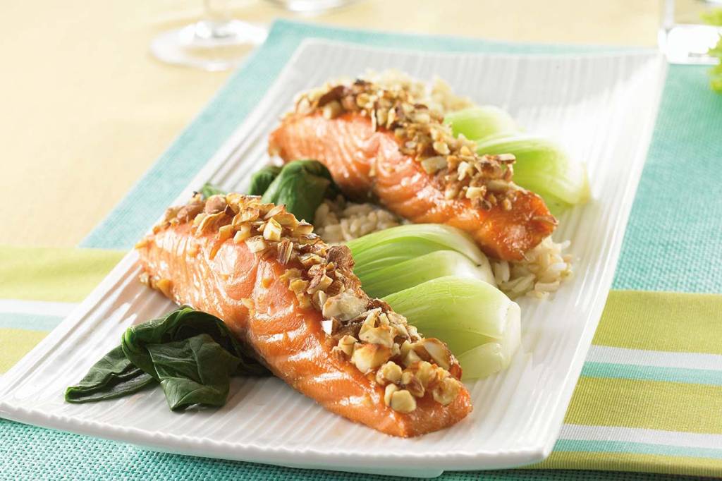 Salmão assado com amêndoas picadas Salmão assado com amêndoas picadas