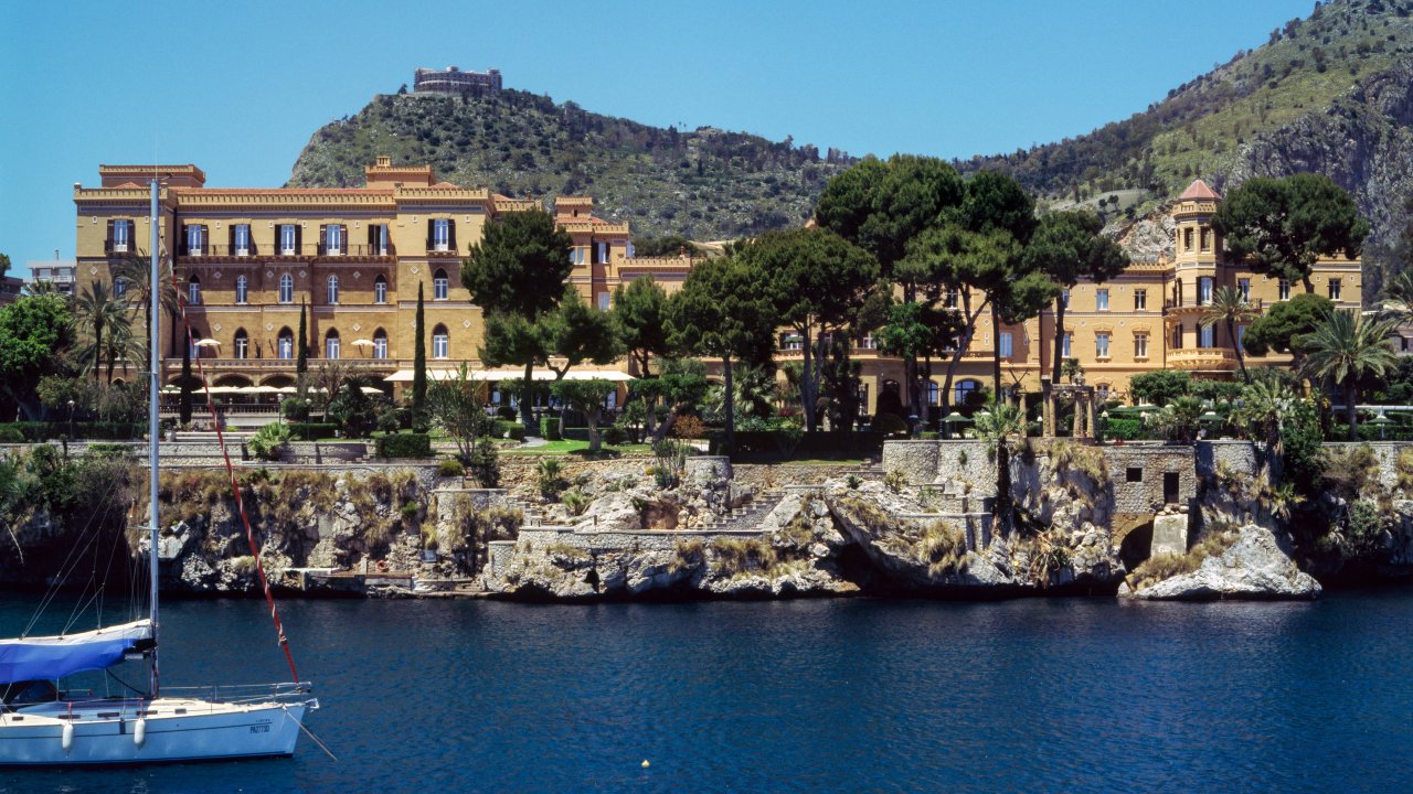 A visão externa da Villa Igea, hotel de luxo em Palermo