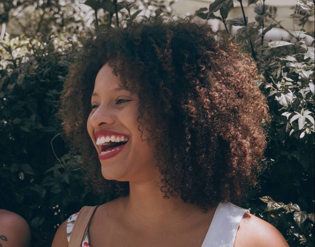 8 opções de cortes curtos para cabelos cacheados