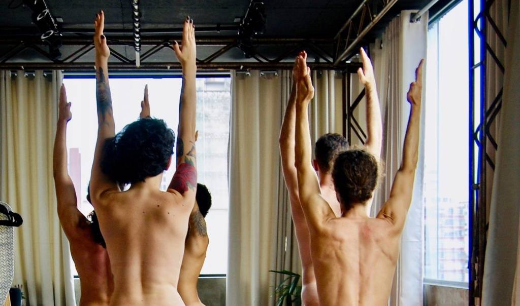 Naked Yoga: saiba tudo sobre essa prática