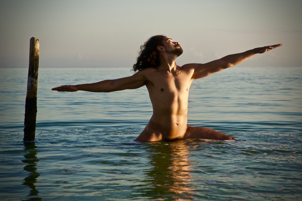 Pessoa praticando naked yoga