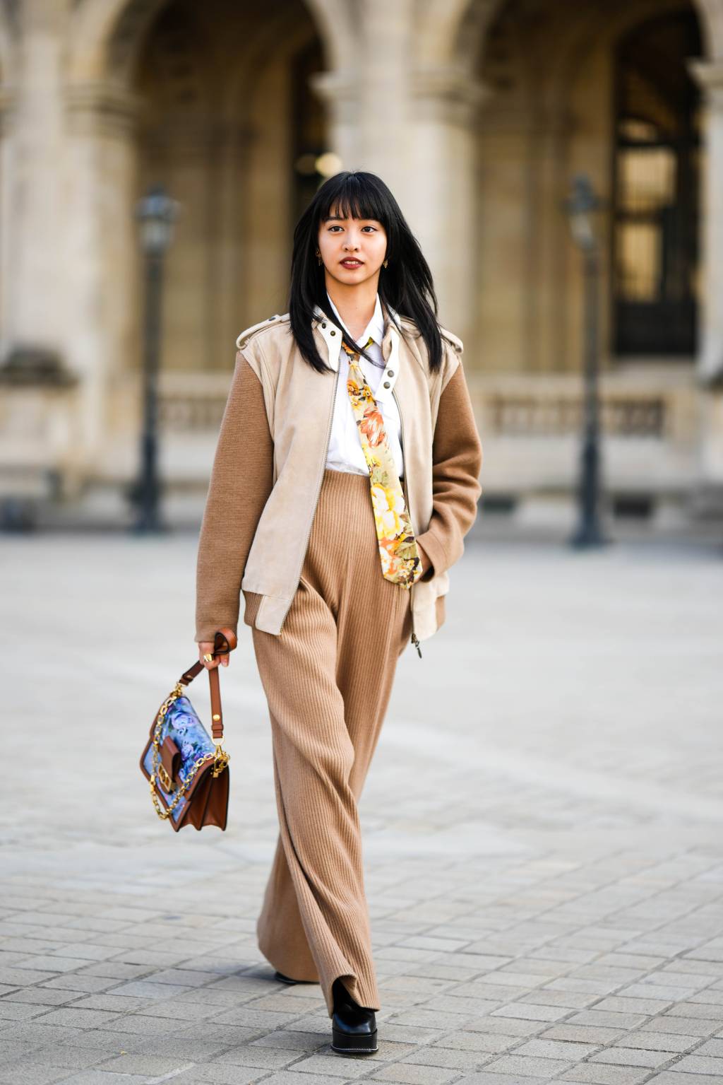 Street Style – Paris Fashion Week – Womenswear Spring/Summer 2023 : Day Nine look feminino com gravata