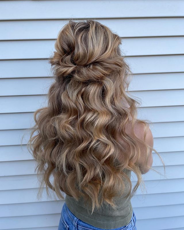nem-solto-nem-preso-penteados-noivas-2 Inspirações de penteados para noivas de cabelo longo.