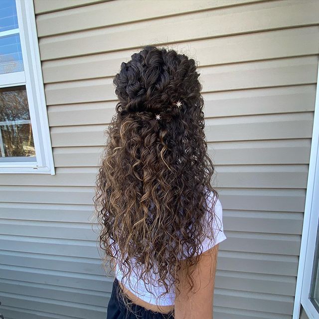 nem-solto-nem-preso-penteados-noivas Inspirações de penteados para noivas de cabelo longo.