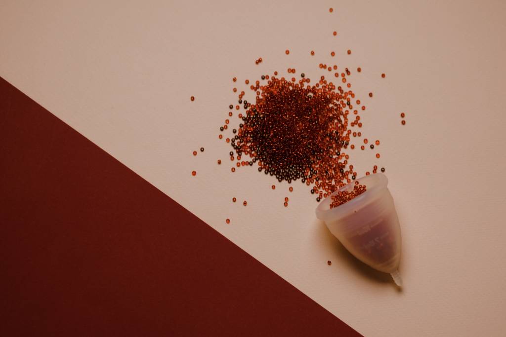 pexels-polina-kovaleva-5885512 O coletor menstrual pode ser uma opção para substituir os absorventes convencionais.