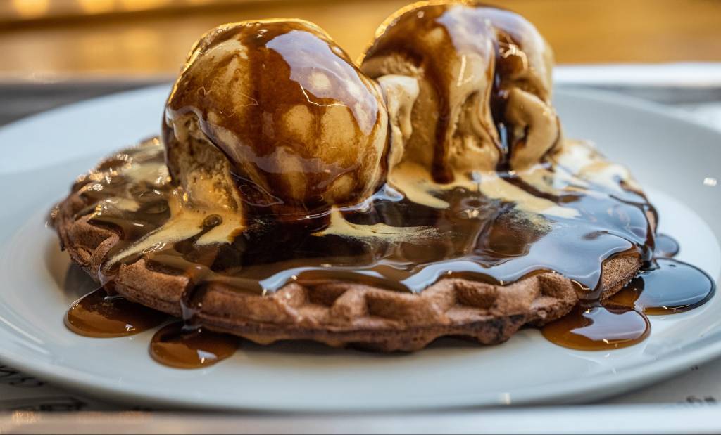Waffle de chocolate com sorvete, receita da Milk & Mellow Waffle de chocolate com sorvete, receita da Milk & Mellow