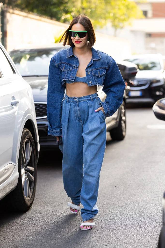 Tendência para outono/inverno 2023: jaqueta jeans cropped.