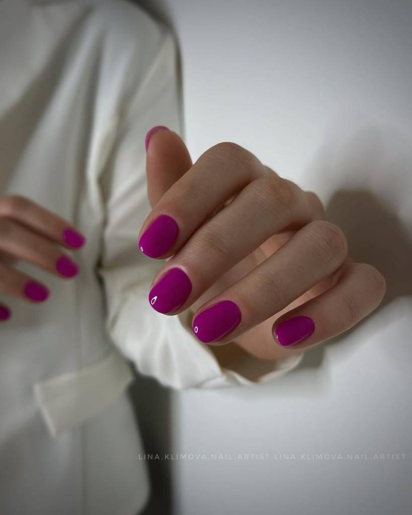 Cores de esmalte para outono 2023: magenta