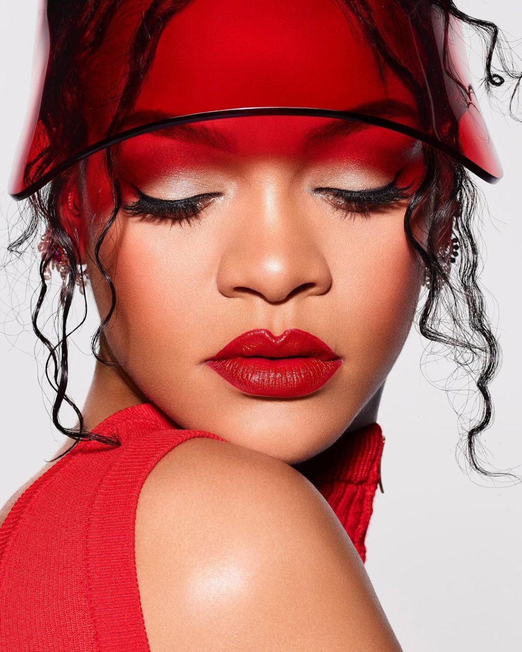 Rihanna com batom vermelho 