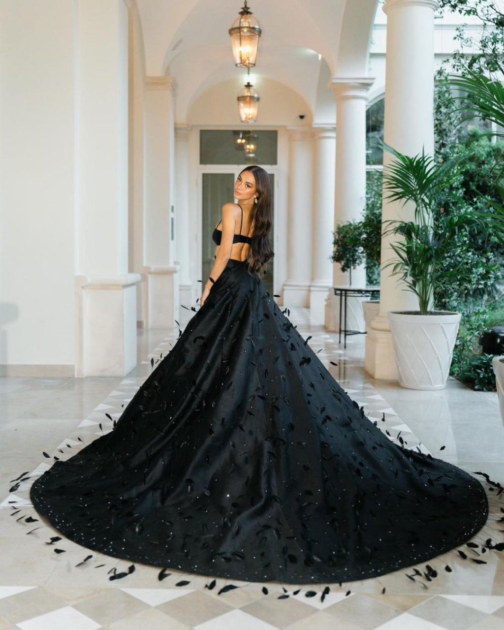 A modelo filipina Kylie Verzosa escolheu uma grife das Filipinas, a Mark Bumgarner, para usar em Cannes 2023.