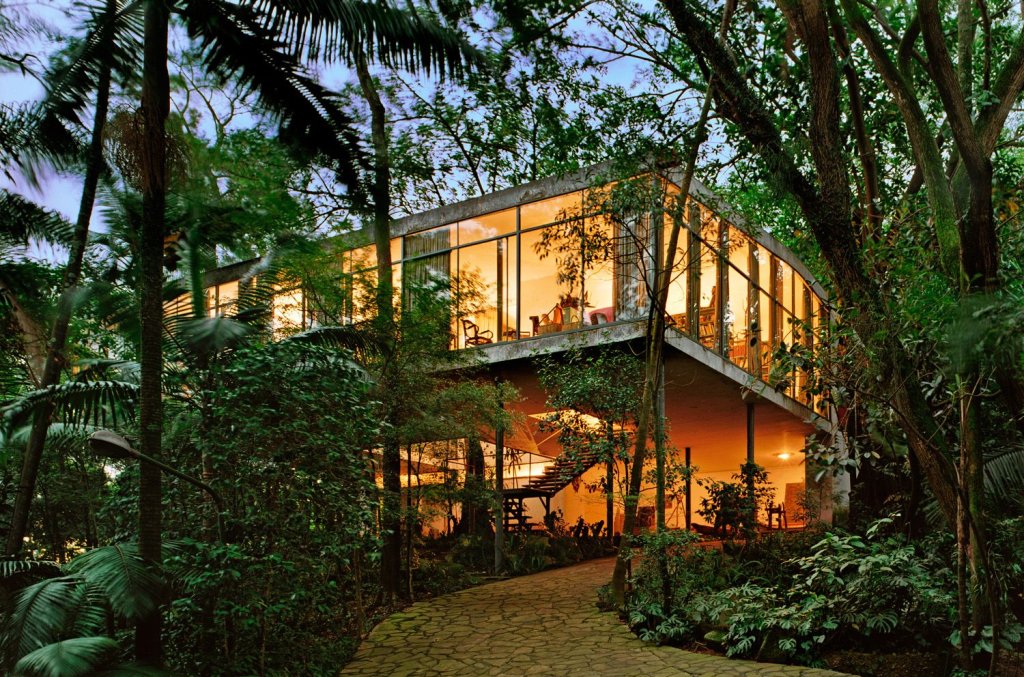 A Casa de Vidro é uma renomada obra arquitetônica projetada pela arquiteta ítalo-brasileira Lina Bo Bardi