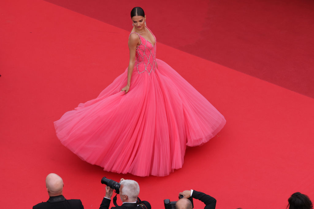 Gabrielle Caunesil Pozzoli no tapete vermelho de Cannes 2023.