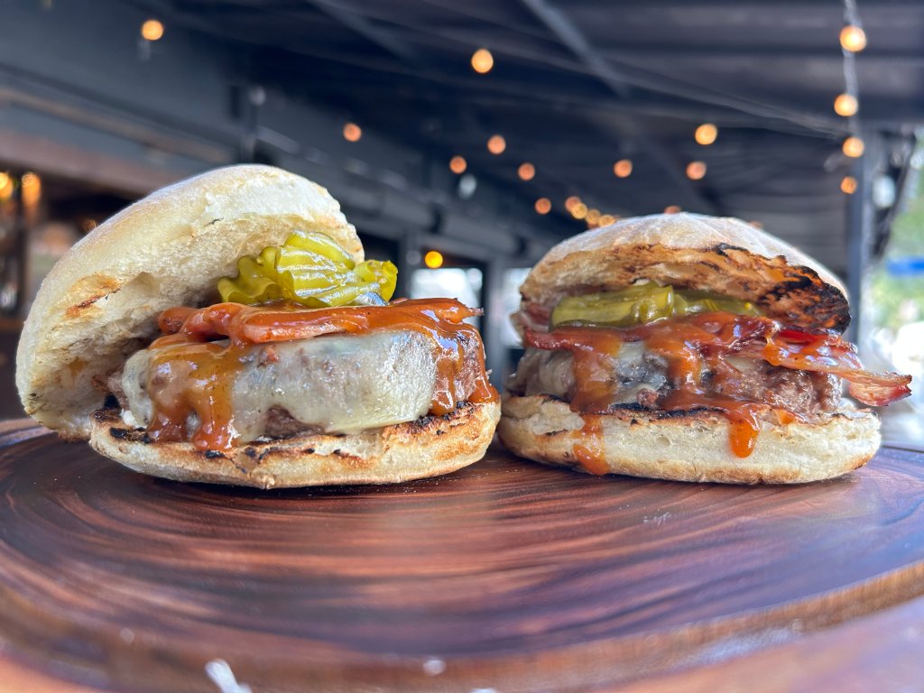 Hambúrguer com bacon e barbecue (JackBacon BBQ)