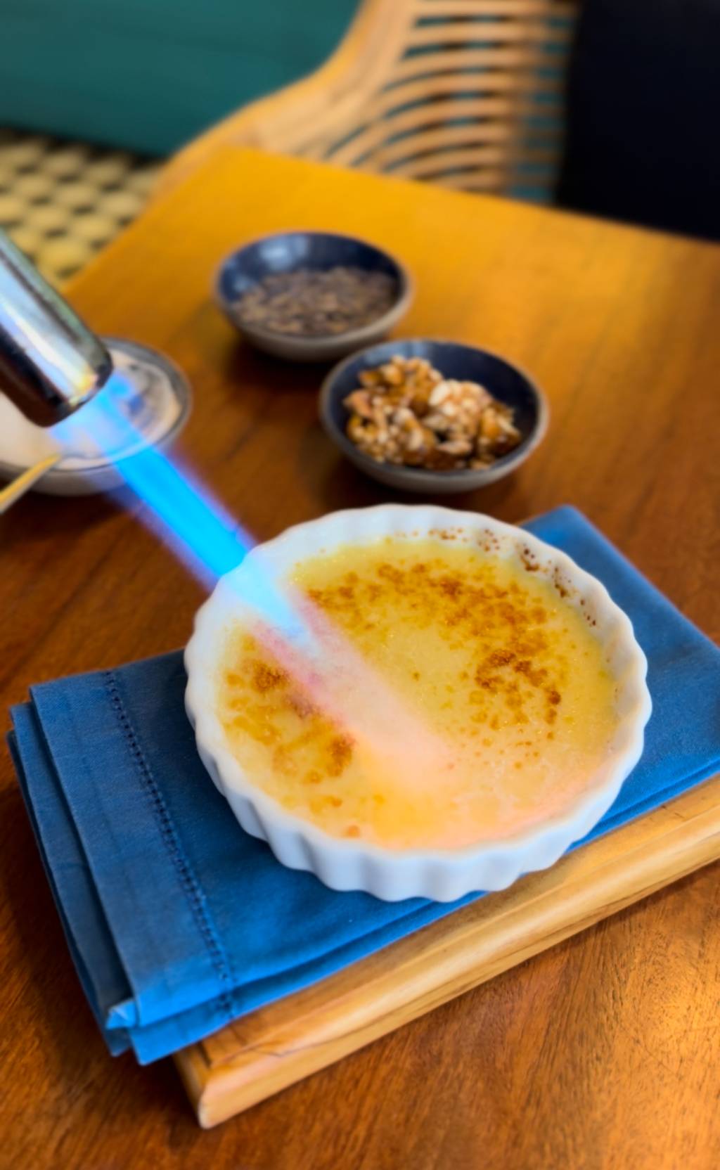 O créme brûlée é uma sobremesa clássica da culinária francesa O créme brûlée é uma sobremesa clássica da culinária francesa
