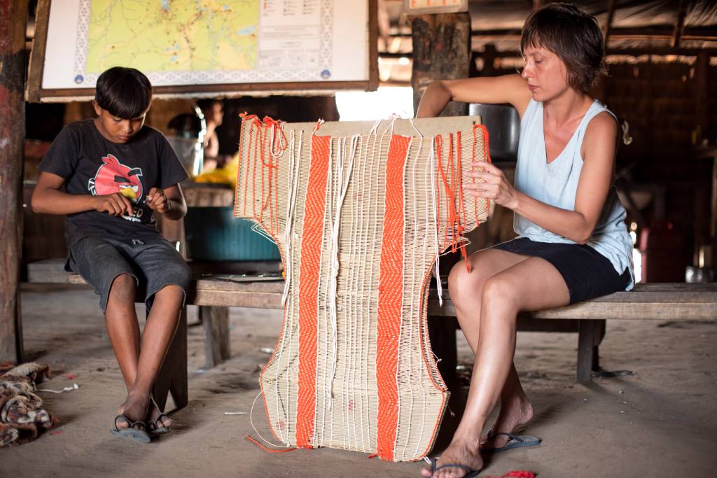Naná Mendes da Rocha na aldeia Kamayurá – Foto André Sigwalt designer naná mendes