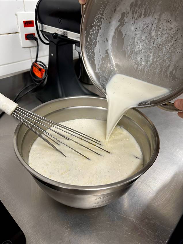 Passo 1: Em uma panela adicione o leite, o creme de leite e a fava de baunilha e leve para ferver em fogo brando Passo 1: Em uma panela adicione o leite, o creme de leite e a fava de baunilha e leve para ferver em fogo brando