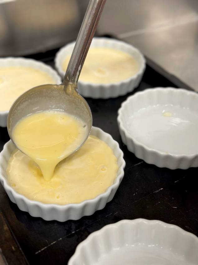 Passo 4: Disponha a base do crème brûlée nos ramequins, mas sem encher até a boca Passo 4: Disponha a base do crème brûlée nos ramequins, mas sem encher até a boca