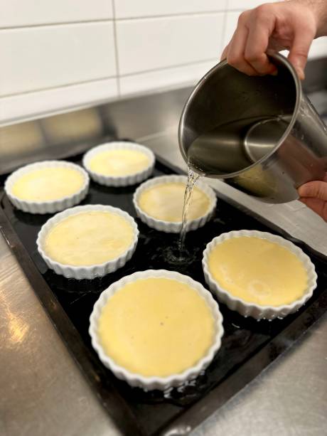 Passo 5: Leve os ramequins para o forno pré-aquecido à 105°C por no mínimo 45 minutos Passo 5: Leve os ramequins para o forno pré-aquecido à 105°C por no mínimo 45 minutos