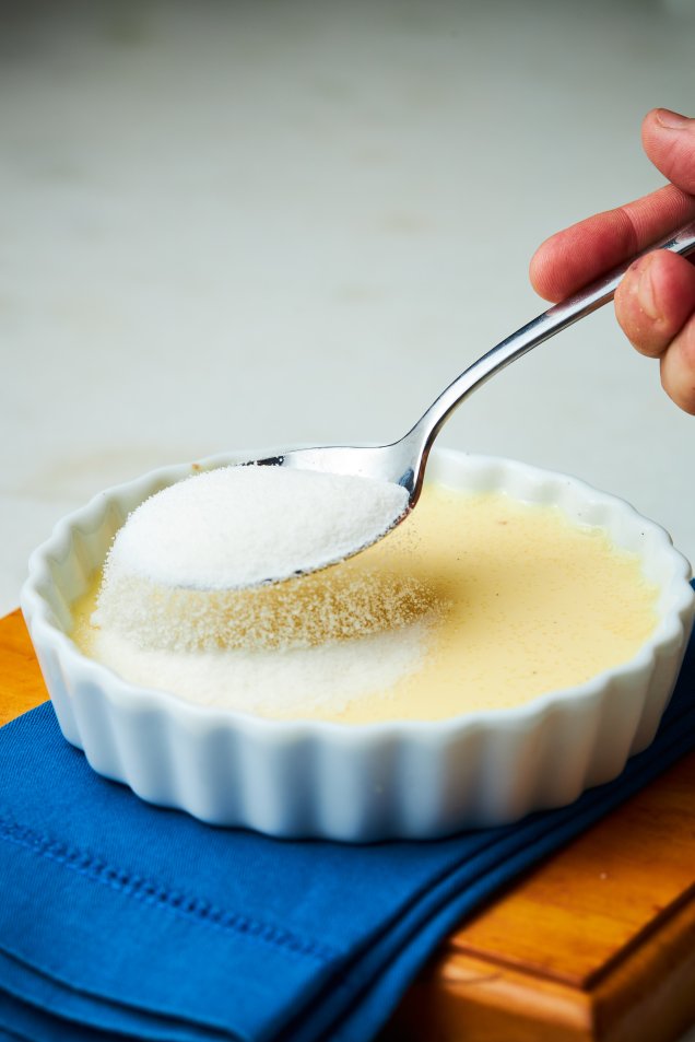 Passo 6: Retire o crème brûlée do forno e leve para refrigerar por no mínimo 4 horas. Quando esfriar, polvilhe uma fina camada de açúcar refinado.