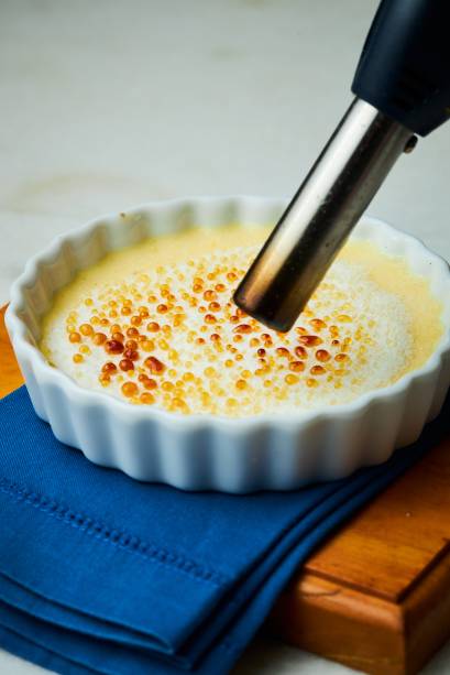 Passo 7: Com a ajuda de um maçarico, caramelize o açúcar Passo 7: Com a ajuda de um maçarico, caramelize o açúcar