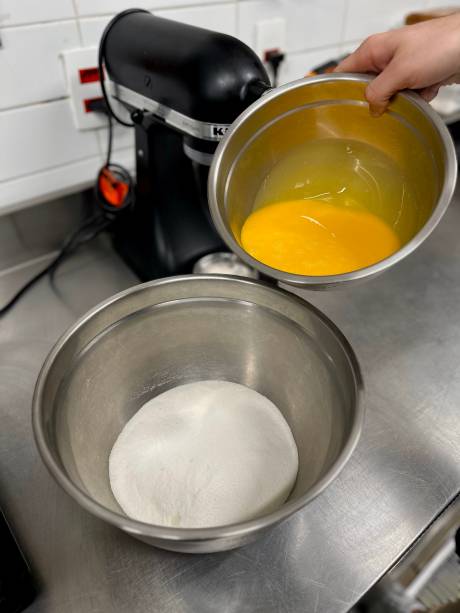 Passo 2: Junte as gemas com o açúcar em um bowl e misture delicadamente até que os grãos de açúcar se dissolvam Passo 2: Junte as gemas com o açúcar em um bowl e misture delicadamente até que os grãos de açúcar se dissolvam