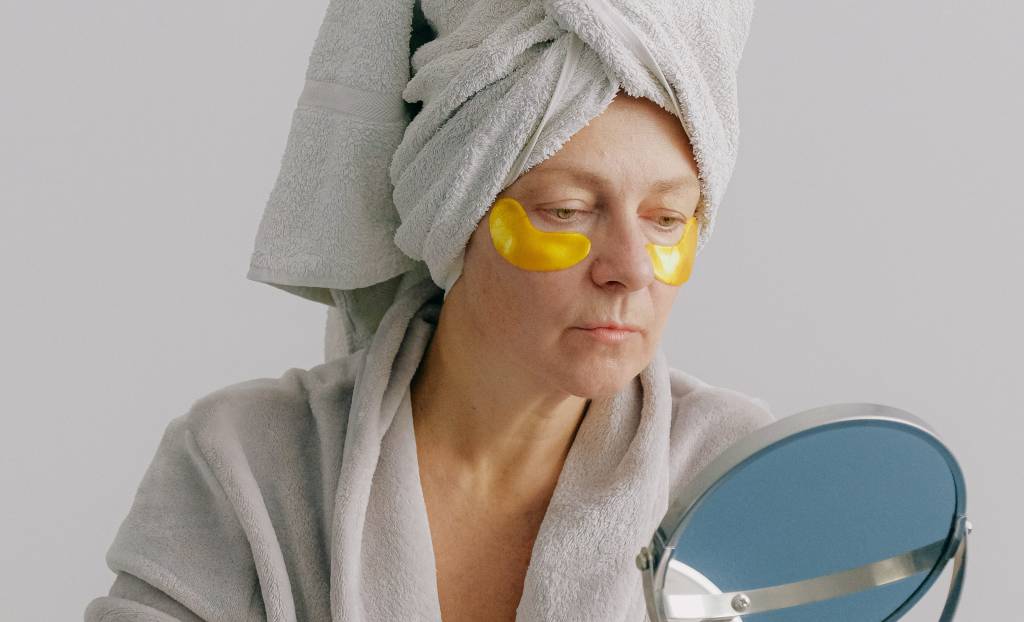 Skincare Mulher cuidando de sua pele