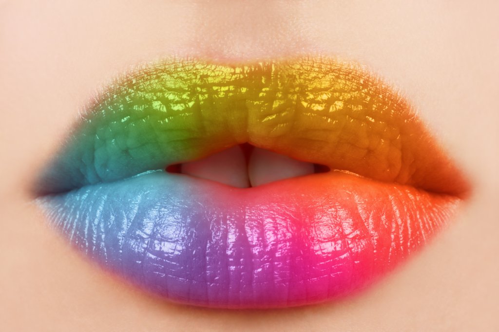 'Beijo arco-íris', trend viral do TikTok, aumenta os riscos de contrairmos ISTs.